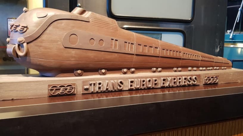 Praktijkleerkracht Ter Groene Poorte levert unieke chocolade(kunst)werken aan Train Expo