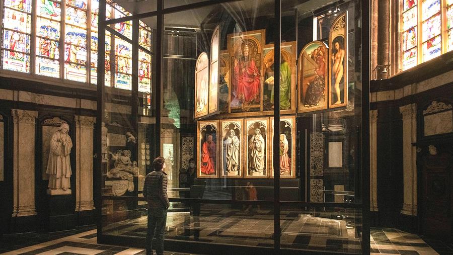 Topkunstwerk “Het Lam Gods” in speciaal ontworpen vitrine van forster unico