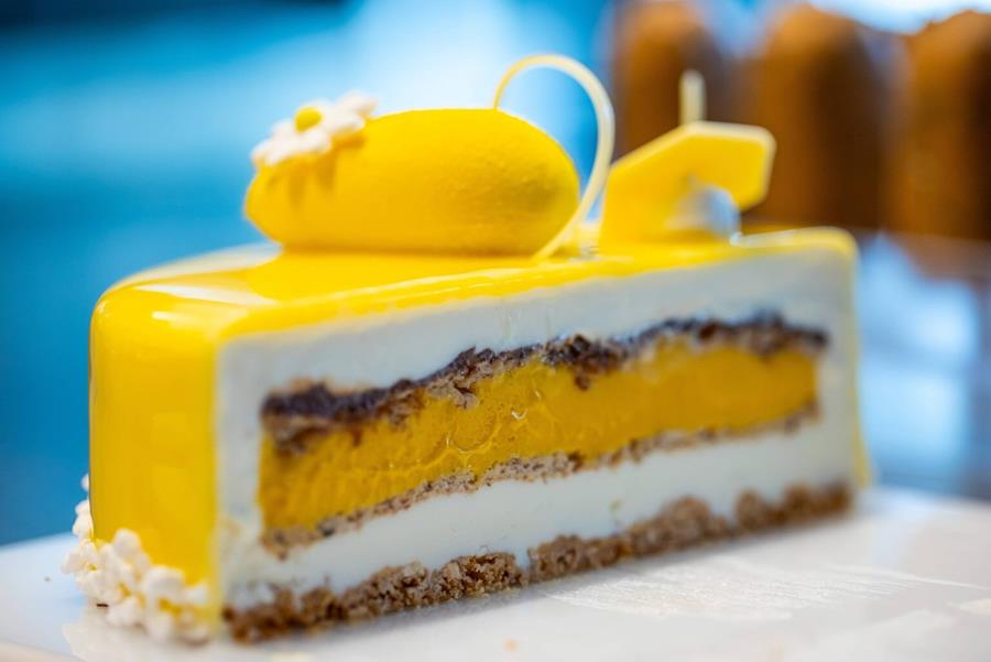 Découvrez notre délicieux gâteau glacé 'Yellow Spring'