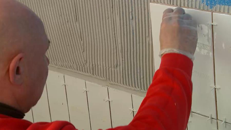 Comment carreler vors murs de douche de A à Z?