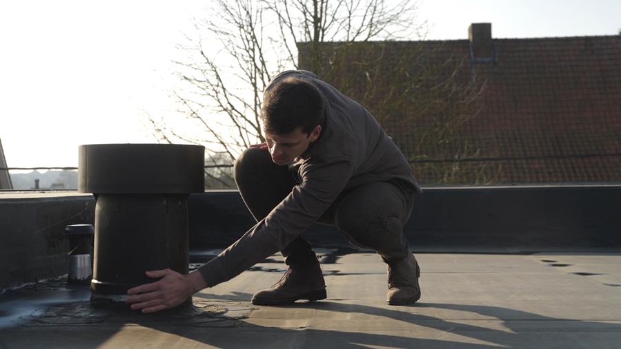 Zo maakte Sander zelf zijn dak waterdicht