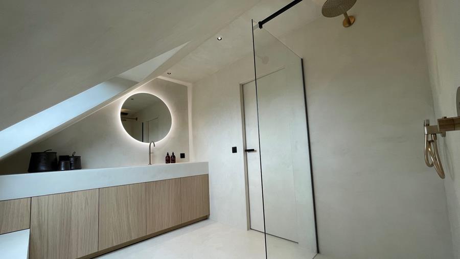 Moderne badkamer met karakter, afgewerkt tot in de puntjes