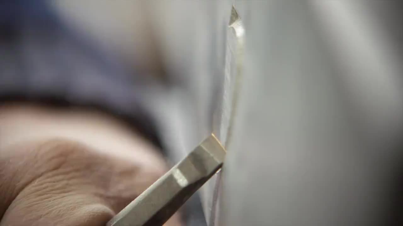 Suivez le sculpteur de lettres