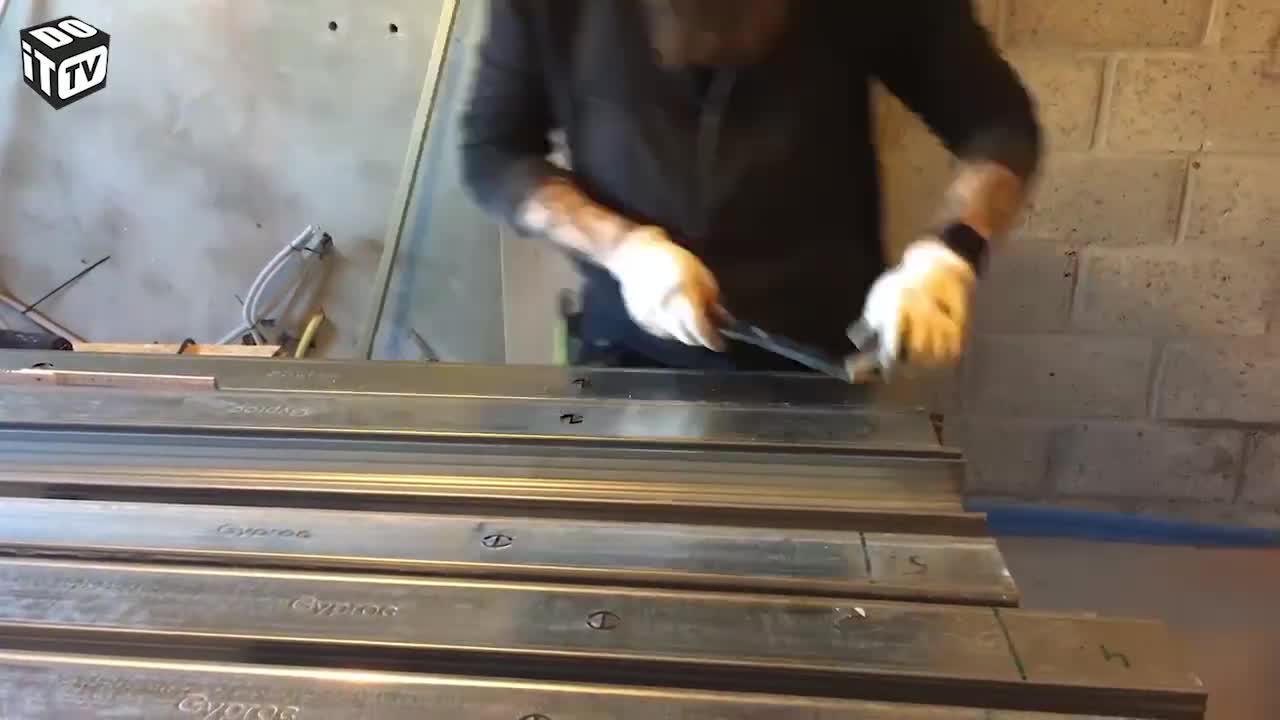 FAUX PLAFOND AVEC OBSTACLES, ÉTABLI ET ASTUCES POUR TAPIS