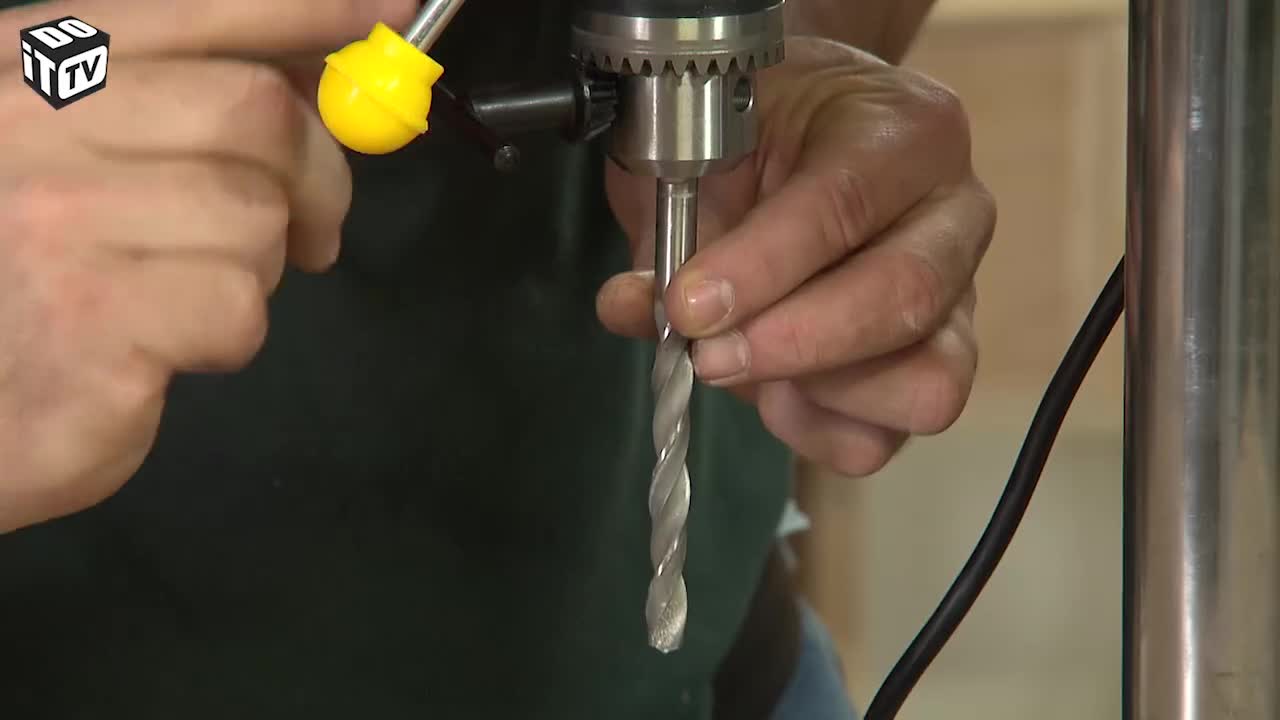 Travailler avec une perceuse à colonne