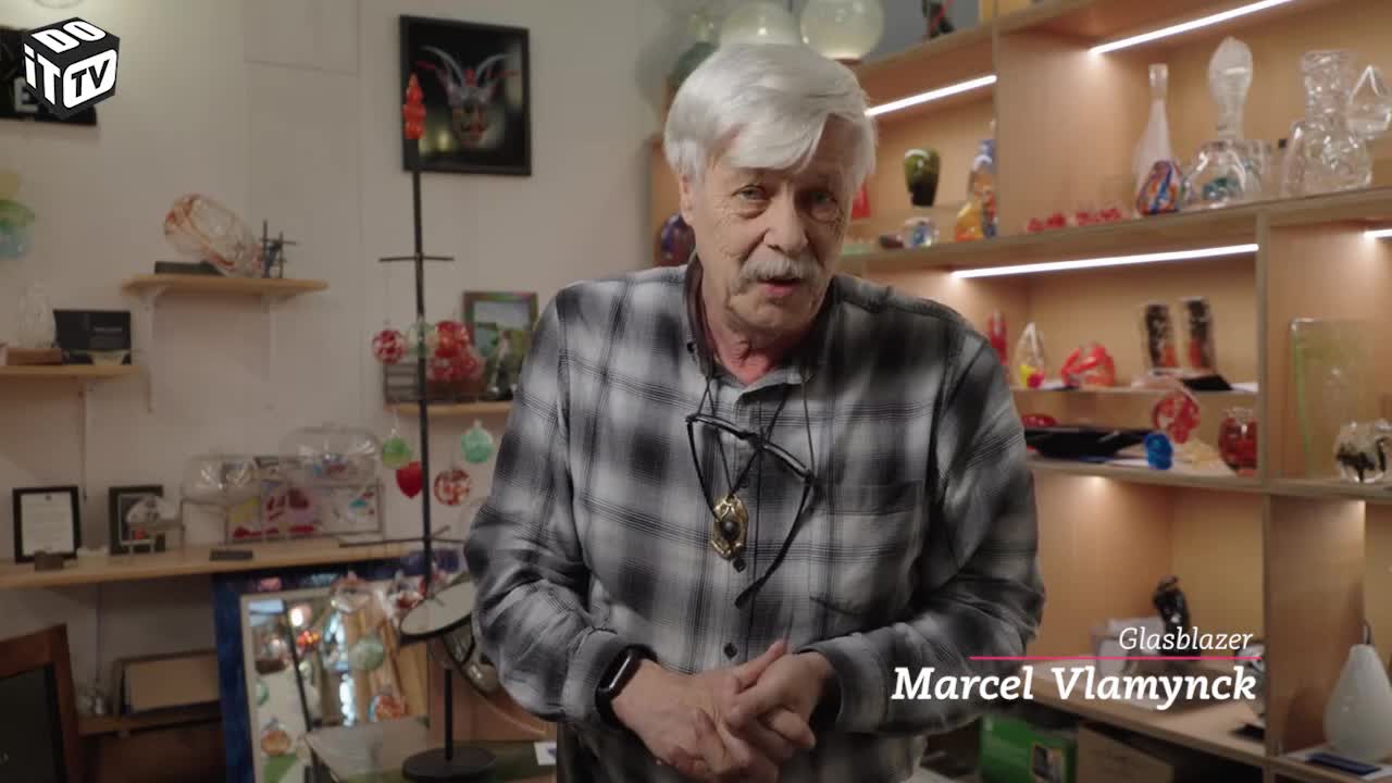 Hoe maakt een glasblazer kerstballen?